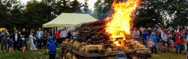 RUSLAN DONTSOVI GALERII: Lubja küla Jaanituli