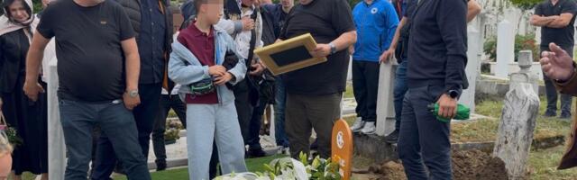 Dinu posle sahrane prišao nepoznati čovek, on se rasplakao kada mu je na grobu roditelja predao OVO