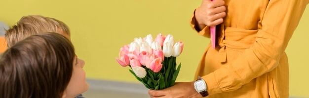 MAKSUAMET TULETAB MEELDE: Õpetajatel tuleb tasuda 1. septembril kingiks saadud lilledelt tulumaks