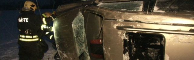 Reporter: Ootamatu lumi ja libedus paiskas naise juhitud auto tõsisesse, kuid siiski õnnelikult lõppenud õnnetusse
