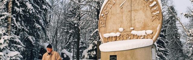 Isiklikku dendroparki rajatud ausammas Eestimaa tobedusele