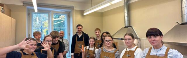 Minister Terras ja tippkokad andsid Kalamaja Põhikoolis avastardi projektile „Peakokad koolis“