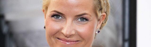 FOTO | Avaldati pilt Norra kroonprintsessist Epsteini kodus. Mette-Marit istub poolpalja noore naise kõrval