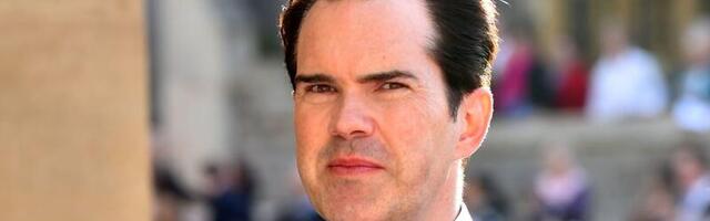 Koomik Jimmy Carr paneb oma etendusel vaktsiinipelguri halastamatult paika