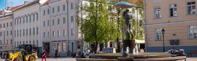 Raekoja platsil algas suudlevate tudengite purskkaevu remont