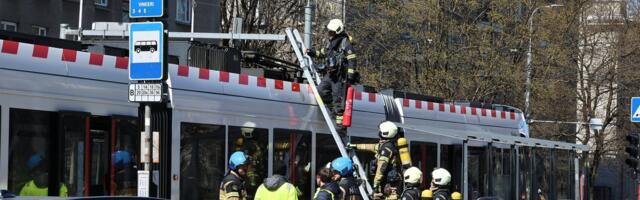 VIDEO JA FOTOD | Tallinnas Pärnu maanteel hakkas trammist tossu tulema. Olukord lahendati kiiresti