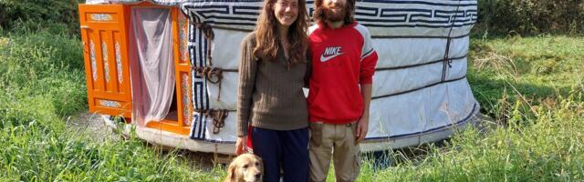 Itaallane ja hollandlanna leidsid unistuste elu laguneva talu hoovil jurtas