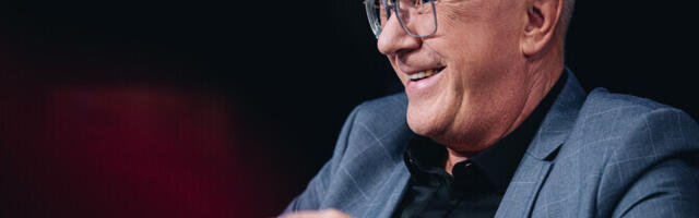 Juurel valmis tehisaru abiga raamat, mis parodeerib levimuusika klišeesid