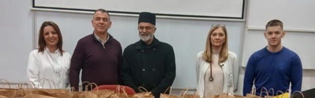 VRBICA U BOLNICI: Eparhija Bačka paketićima obradovala obolelu decu (FOTO)