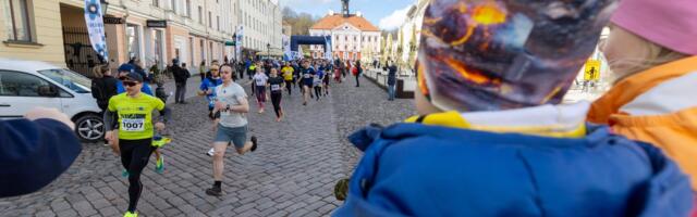 GALERII ⟩ Sinilillejooksu start lükati huviliste suure hulga tõttu edasi