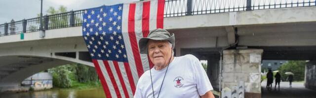 FOTOD | Kaheaastasena Eestist põgenenud mees tähistas USA iseseisvuspäeva hiigelsuure lipuga Tartu sillal