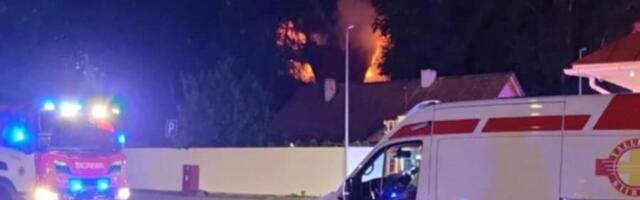 FOTO | Mustamäel põles lahtise leegiga kahekordne elumaja