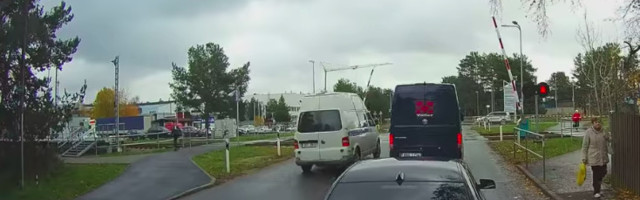 Video: “lendav” Volkswagen tekitab ülesõidul ohtliku olukorra