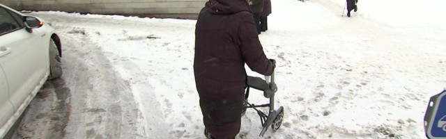 Reporter: Tallinna kõnniteedel laiutavad lumevallid muudavad jalakäijate liiklemise kohati võimatuks