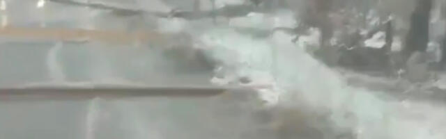 VIDEO: Ukrainas teede kohale pandud võrgud kukkusid lume raskusega alla