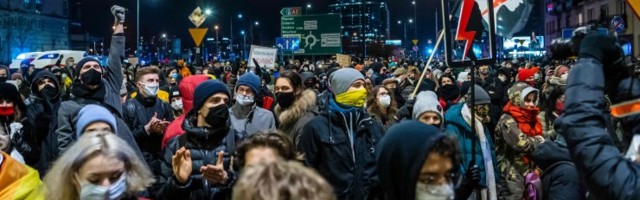 VIDEO | Poolas hakkas kehtima pea täielik abordikeeld ja tuhanded inimesed tulid taas tänavale