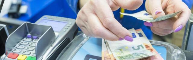 Kassapidaja avaldab rõveda harjumuse, mida paljud inimesed makstes teevad: see on väga ebahügieeniline!