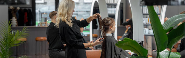 Buduaari pulmapeol loob pruudile imekauni soengu Duglas