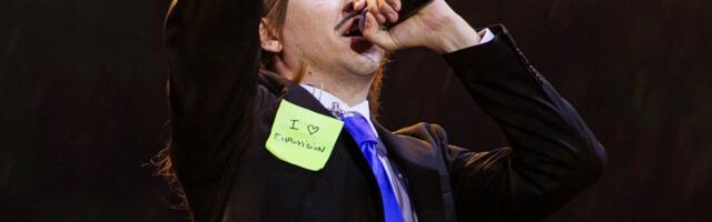 FOTO | Tommy Cash kuvas Õllesummeri pealavale Putini pildi