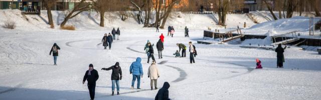 FOTOD JA VIDEOD | Lõbu või risk elule? Sajad inimesed jalutavad Emajõe jääl, aimamata suurt ohtu