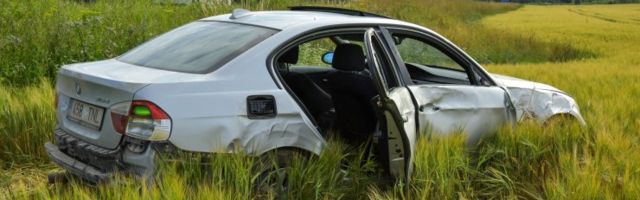 FOTOD | Nõo lähistel põrkasid kokku kolm autot, üks paiskus kraavi