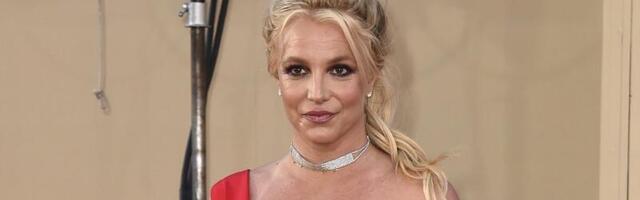 Britney Spearsi tabas taas vaimse tervise kriis? Poolpaljas lauljatar viidi hotellist haiglasse