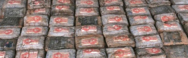 FOTO | Ecuadori politsei konfiskeeris 1,3 tonni kokaiini, mis pidi saabuma laevaga Eestisse