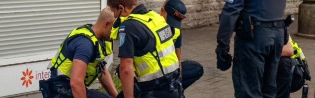 FOTOD JA VIDEO | Eesti politsei kasutas noore neiu peal „põlv kaelale“ võtet, mis tappis USA-s George Floydi