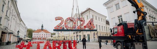 FOTOD | Armastatud Tartu 2024 punane maamärk lahkus Raekoja platsilt
