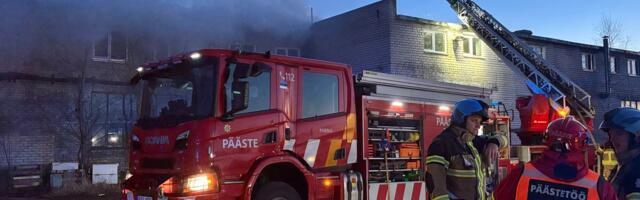 FOTOD | Pärnus süttis põlema kasutuseta mööblivabrik