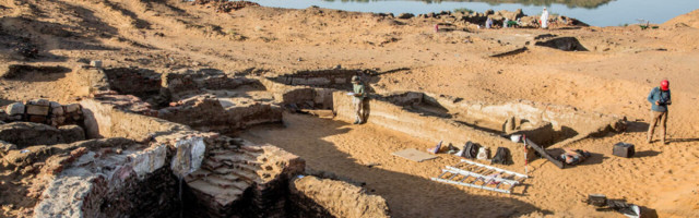 Liiva all peitus massiivne keskaegne katedraal