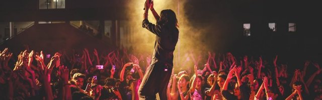 KLÕPS | Muusikud on leidnud eriti omapärase viisi, kuidas isolatsioonist olenemata vabaõhukontserte korraldada