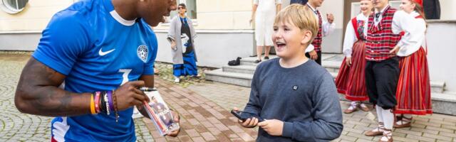 Kohtumine iidoliga! Monika Tamla poeg sai maailmakuulsa striimeri autogrammi_ elevus ei lasknud uinudagi