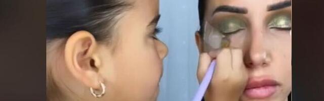 Viieaastane tüdruk meigib nagu professionaalne jumestaja