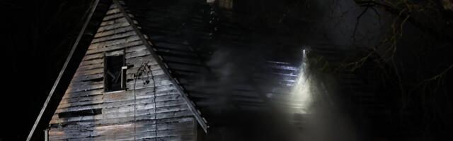 FOTOD | Tartus põleb lausleekides maja kõrvalhoone, päästjad alustasid suitsusukeldumist