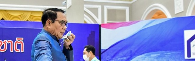 VIDEO | Tai peaminister pritsis pressikonverentsil ajakirjanikke desovahendiga