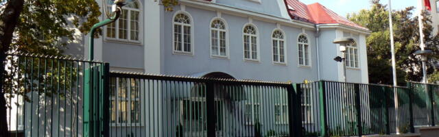 Prantsuse suursaatkond tühistas moedisainerite luksusliku moeshow. Niidiotsad viivad Putini palee vilepuhujani