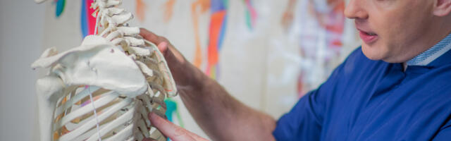 Kiropraktik annab nõu, kuidas talvel lumetöid tehes vigastusi vältida