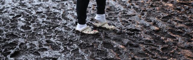 FOTOD | Laulupeo turualad muutusid mudaväljaks – saapaid määrimata toidukohast väljuda ei saanud!