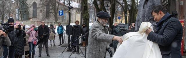 FOTOD | Tallinna vanalinnas avati Jaan Krossi mälestusmärk