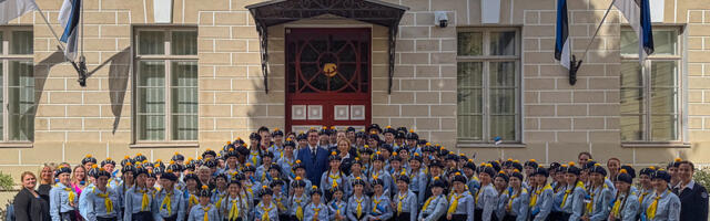 Peaminister kohtus linnalaagris viibivate kodutütardega