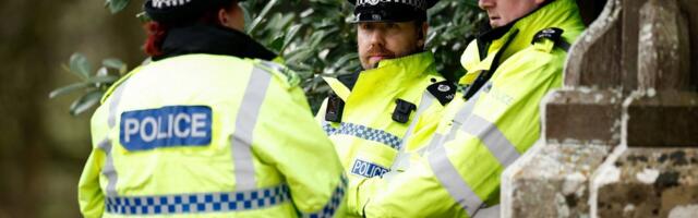 E-kirjadest selgub, et Andrew’ heaks töötavatel briti politseinikel kästi Epsteini kodu valvata