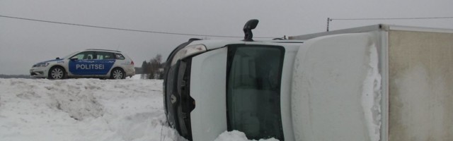 Reporter: Jõgevamaal sõitis raskes joobes juht libedalt teelt kraavi, kus tema kaubik maandus külili lumehanges