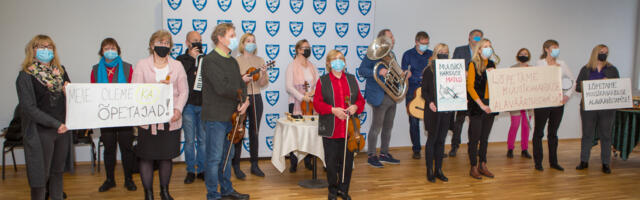 UUS! Muusikakooli õpetajad tulid palga pärast plakatitega volikogu istungile