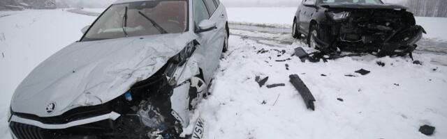 VIDEO ja FOTOD | Kose-Jägala teel põrkasid kokku kaks autot, üks juhtidest viidi haiglasse