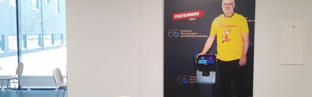 Heategevuslik Teatejooks viis kingituse: HNRK lapspatsiendid said jõulukingiks suhtlusroboti Temi