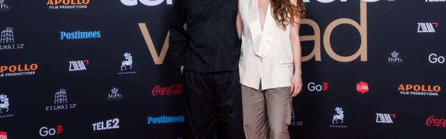 FOTO | Silmarõõmuga seltskonnas? Näitleja Henessi Schmidti toetas esilinastusel Räpina Jacki kitarrist