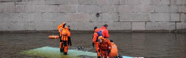 KORRALIK KARSUMM: Peterburis kukkus buss jõkke