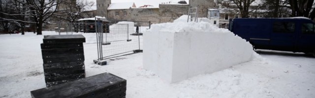 FOTOD | Kesklinna Tornide väljakul asuti 15 000 euro eest lumelinna ehitama