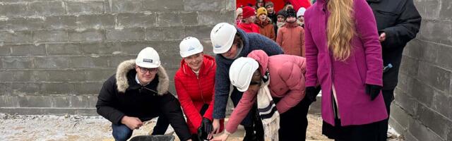 Kuu­sa­lu kesk­koo­li li­gi­nul­le­ner­gia­hoo­ne sai nur­ga­ki­vi